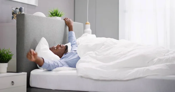 Ziewanie Afroamerykanin Człowiek Śpi Łóżku — Zdjęcie stockowe
