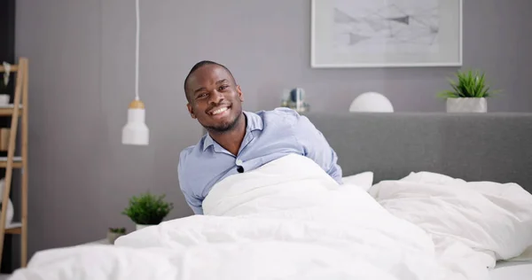 Afrikansk Man Vaknar Efter Att Sovit Sängen — Stockfoto