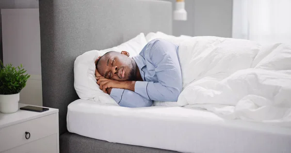 Afrikansk Amerikansk Man Med Sömnapné Snarkning — Stockfoto