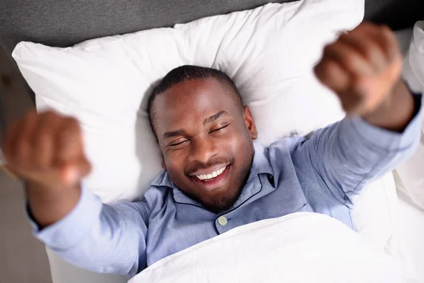 Joven Feliz Sonriente Africano Despertando Dormitorio — Foto de Stock