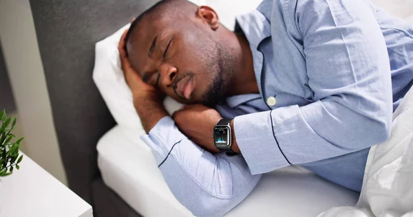 Homem Dormindo Com Relógio Inteligente Sua Mão Mostrando Ritmo Cardíaco — Fotografia de Stock