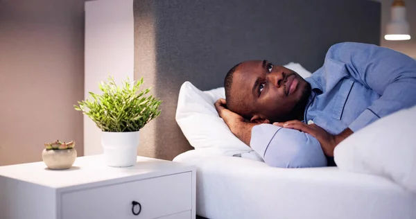 Молодой Африканский Человек Страдает Лихорадки Лежащей Кровати — стоковое фото