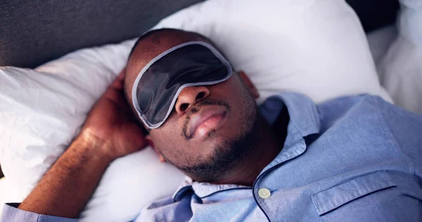 Joven Africano Durmiendo Con Máscara Del Sueño — Foto de Stock