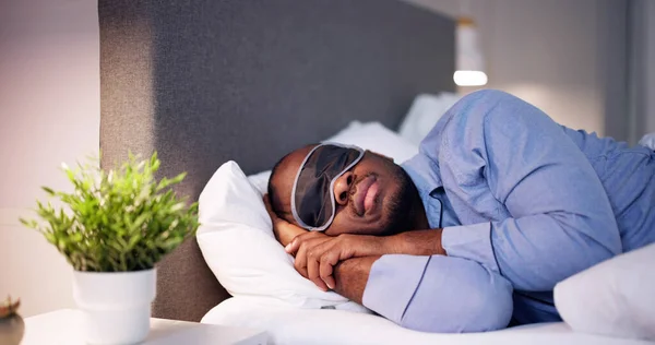 Jonge Afrikaanse Man Slapen Met Slaap Masker — Stockfoto