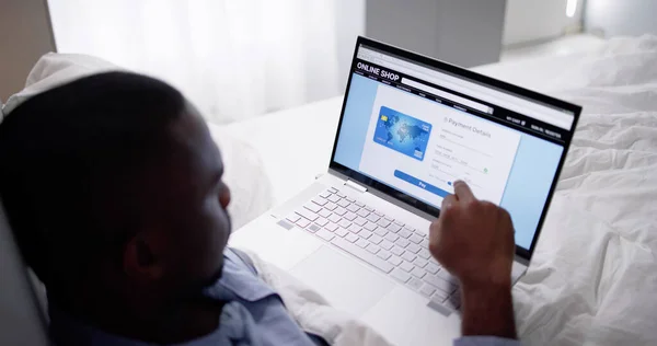 Afroamerikanisch Online Shopping Bett Auf Internet Website — Stockfoto