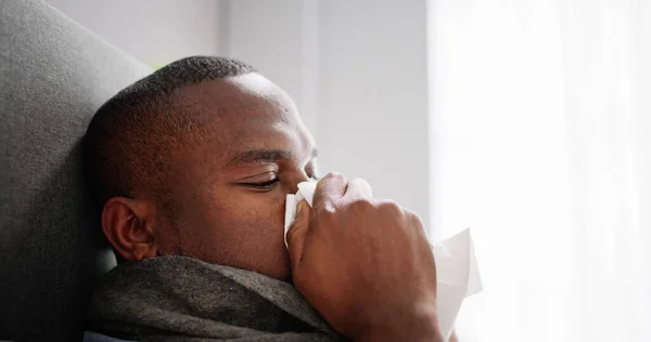 Burnunu Mendile Sümküren Soğuk Algınlığı Bulaşmış Genç Adam — Stok fotoğraf
