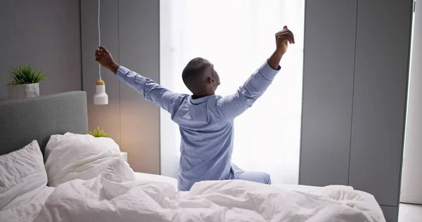 Молодой Счастливый Улыбающийся Африканский Мужчина Просыпается Спальне — стоковое фото