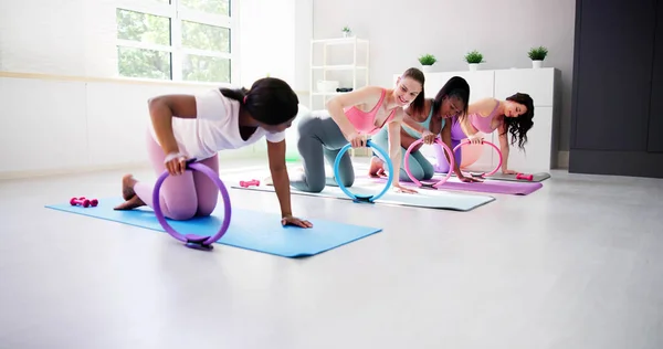 Spor Salonunda Pilates Yüzüğüyle Antrenman Hamilelik Öncesi Grup Kondisyonu — Stok fotoğraf