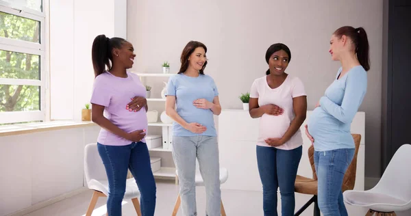 Hamilelik Grup Tartışması Kadın Arkadaşlar Toplantısı Hamilelik Yaşam Tarzı — Stok fotoğraf