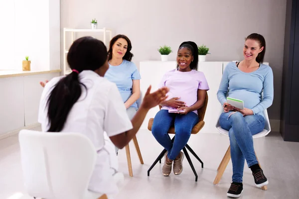 Terhességi Tréner Óra Fiatal Nők Terhesség Szülőség — Stock Fotó