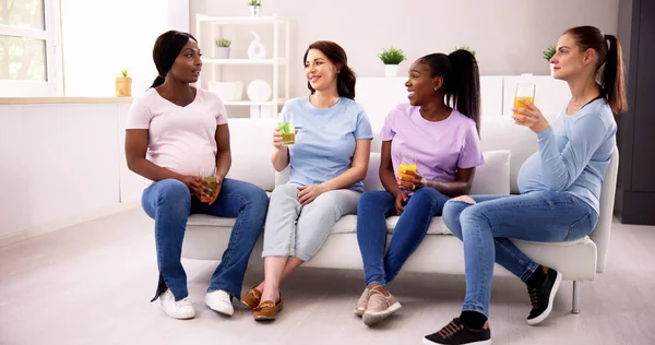 Zwangere Vrouwen Groep Woonkamer Praten Met Plezier — Stockfoto