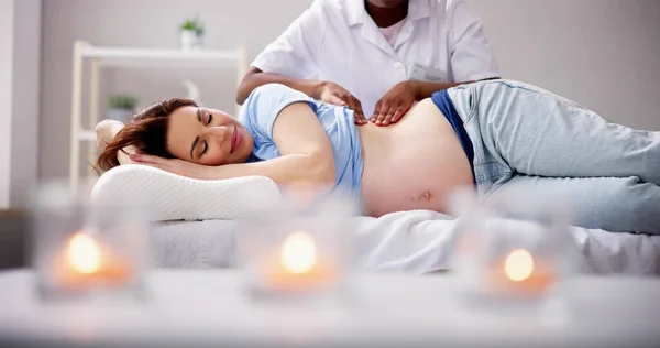 Graviditet Massage Och Sjukgymnastik Läkare — Stockfoto