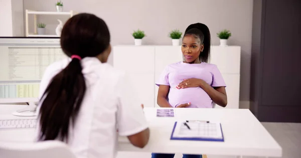 Ženský Lékař Vysvětlující Ultrazvukové Vyšetření Ženy Nemocnici — Stock fotografie