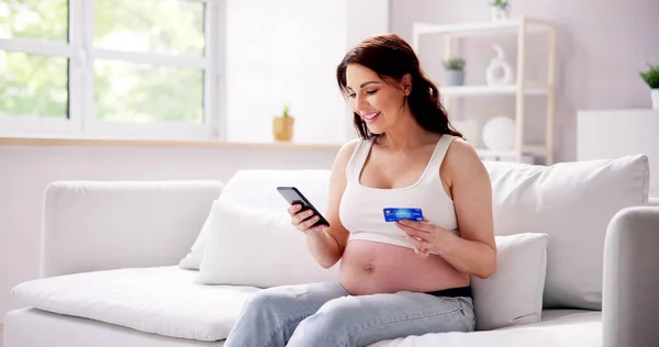 出産資金と将来の財政 妊娠中の女性のショッピングオンライン — ストック写真