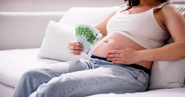 Mujer Embarazada Con Dinero Familia Sana Casa — Foto de Stock