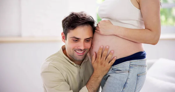 Zwanger Stel Dat Baby Wacht Handen Buik — Stockfoto