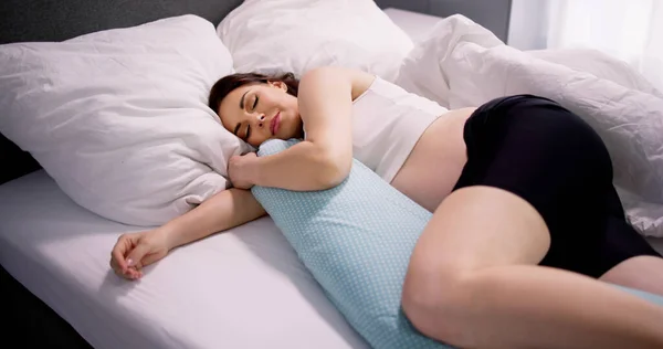 Těhotná Žena Spí Posteli Zvláštním Polštářem — Stock fotografie