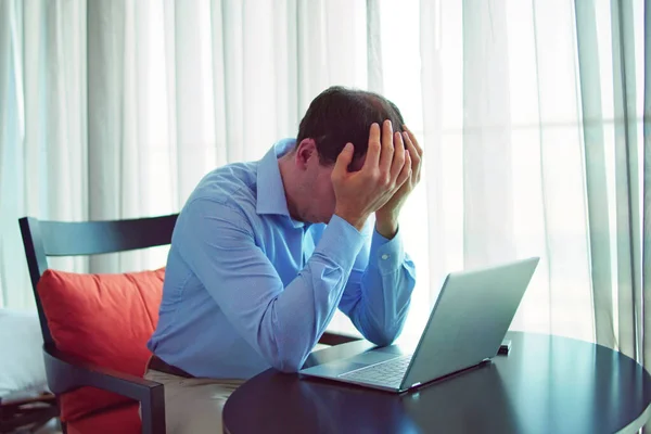 コンピュータで病気の従業員の男をストレス 怠惰男 — ストック写真