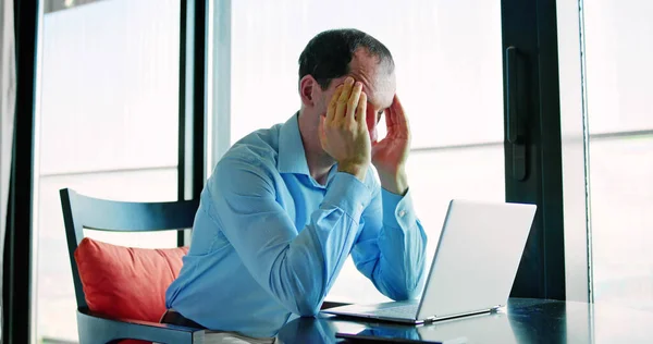 Contador Estresado Hombre Con Dolor Cabeza Oficina —  Fotos de Stock