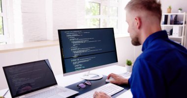 Bilgisayar Programcısı Ofisteki Bilgisayar Kodu Yazıyor