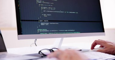 Bilgisayar Programcısı Ofisteki Bilgisayar Kodu Yazıyor