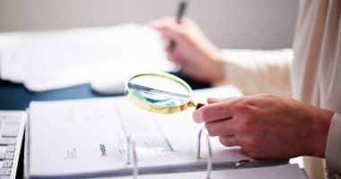 Şirket Denetçisi Vergi Dolandırıcılığı Denetleme için Büyüteç Kullanıyor