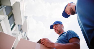 Mover işçileri, yeni taşınma minibüsünün yanında. Profesyonel Teslimat