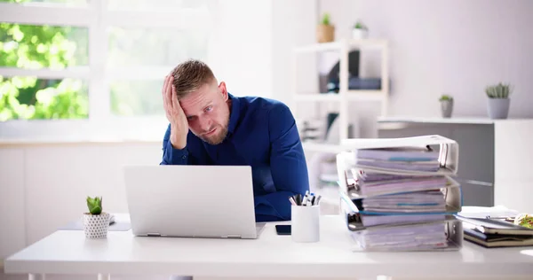 Hombre Negocios Cansado Estresado Escritorio —  Fotos de Stock