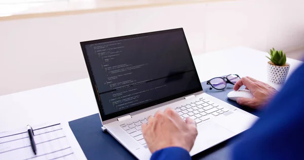 Coder Mit Computer Schreibtisch Webentwickler — Stockfoto