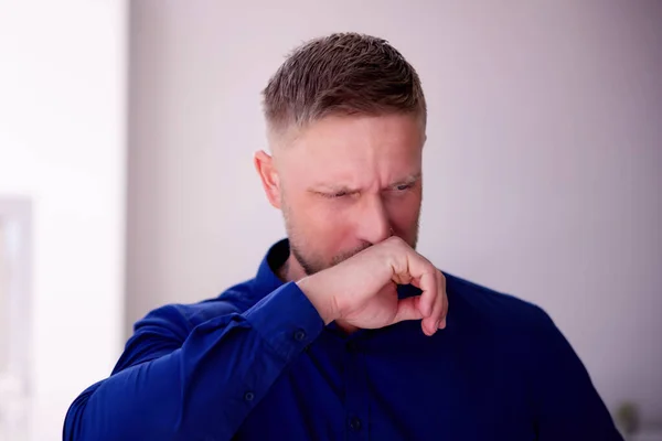 Dålig Lukt Dental Andedräkt Och Hand Nära Mun Och Ansikte — Stockfoto