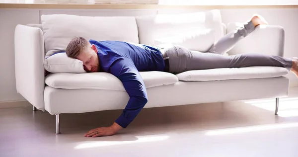 Homem Exausto Caindo Dormindo Sofá Casa — Fotografia de Stock