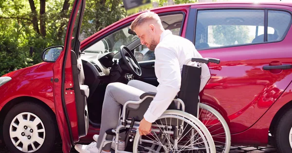 Autista Con Disabilità Salire Auto Viaggiare — Foto Stock