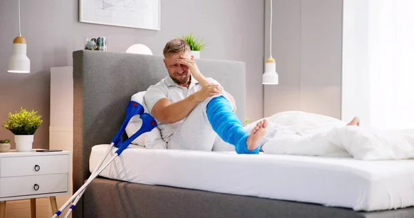 Muž Zlomenou Nohou Zlomenina Zranění Obsazení Pomocí Berlí — Stock fotografie