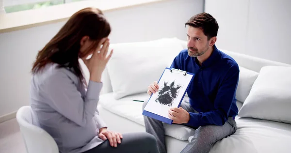 Patiënt Kijken Naar Rorschach Inkblot Held Door Vrouwelijke Psycholoog — Stockfoto