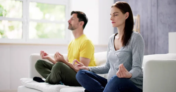 Familj Yoga Meditation Soffan Hemmaträning — Stockfoto