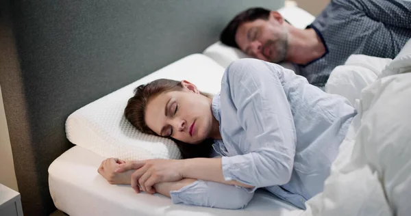 Ortopéd Párna Egészséges Alváshoz Ágyban — Stock Fotó