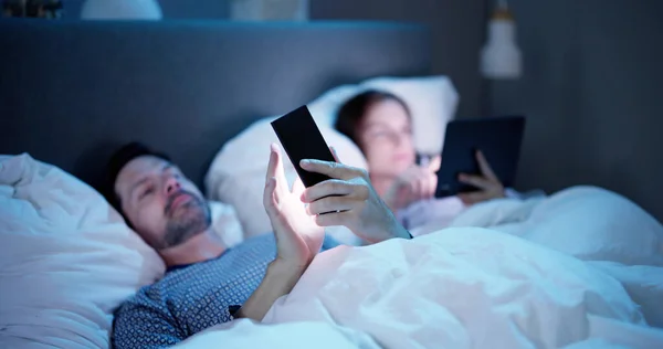 Regarder Téléphone Cellulaire Avant Dormir Nuit Dans Chambre — Photo