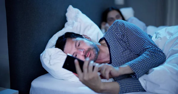 Cep Telefonu Süre Geceleri Yatağa Oturmuş Ona Karın Kullanan Genç — Stok fotoğraf
