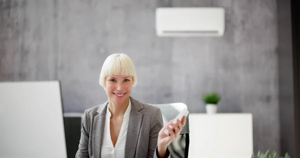 Young Businesswoman Using Remote Control Front Air Conditioner Mounted Wall — Stock Photo, Image