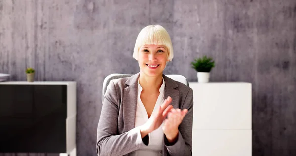 Vrouw Klappen Online Videoconferentie Business Call — Stockfoto