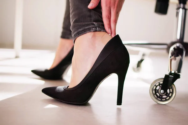 Uncomfortable Shoes Blister Pain Woman Sore Feet — Stock Photo, Image