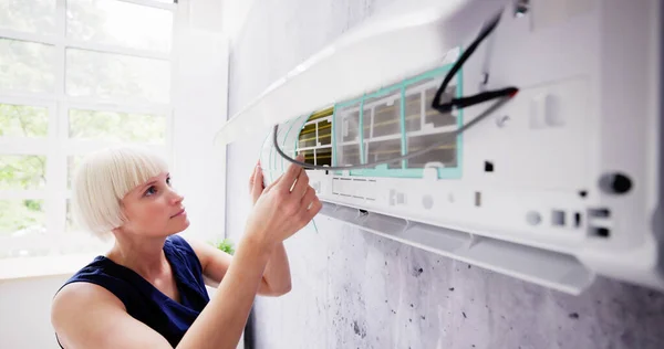 Jonge Vrouw Reinigingssysteem Airconditioning Thuis — Stockfoto