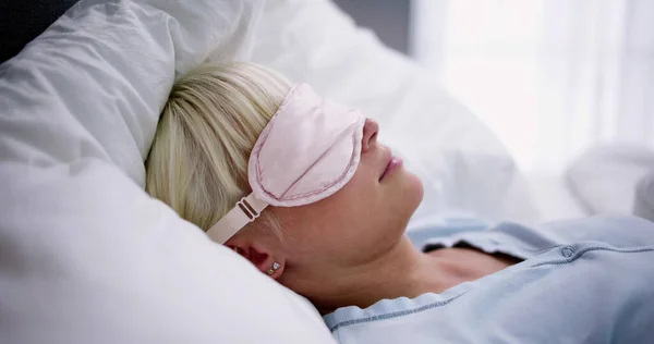 Jeune Femme Dormant Avec Masque Sommeil Dans Chambre Coucher — Photo