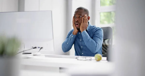 Hombre Negocios Frustrado Con Computadora Oficina Trabajador Sorprendido —  Fotos de Stock