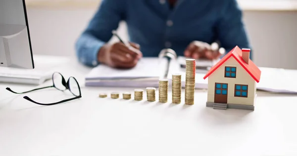 Immobilienpreis Und Haussteuer Bargeldmünzen — Stockfoto