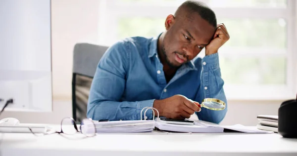 African Auditor Man Werkzaam Office Financieel Onderzoek — Stockfoto