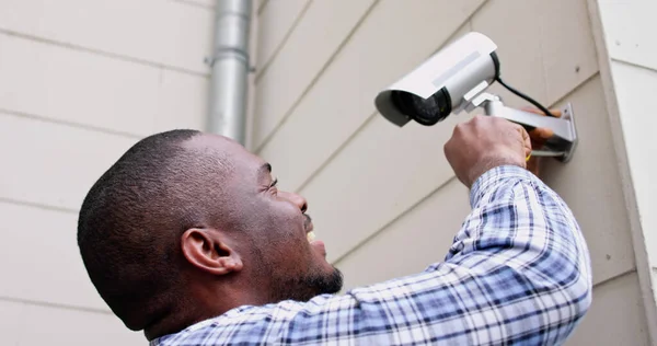 Afro Américain Bricoleur Avec Caméra Vidéosurveillance Système Sécurité — Photo
