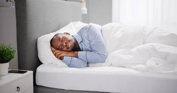 Чоловік Спить Ліжку Людина Мріє Спати — стокове фото