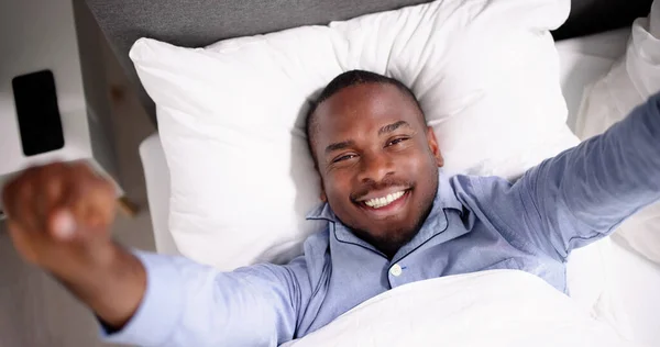 Jonge Gelukkig Lachend Afrikaanse Man Wakker Slaapkamer — Stockfoto