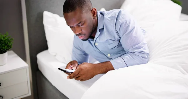 African Man Holding Smartphone Mobile Phone — Stock Photo, Image